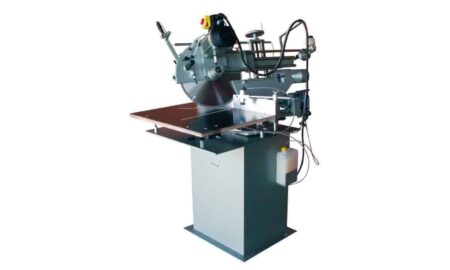 Radiaalsaag tagab alumiiniumprofiilide lõikamine suure täpsusega Suur saeketas töötab sujuvalt ja survesilindrid kindlustavad profiili stabiilsuse