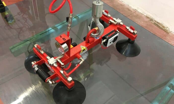 Vaakumtõstuk esiklaaside paigaldamiseks tagab töökindluse koos poomtõstuk tõsteseade ja autoklaasi tõstuk lahendustega igas professionaalses tööprotsessis